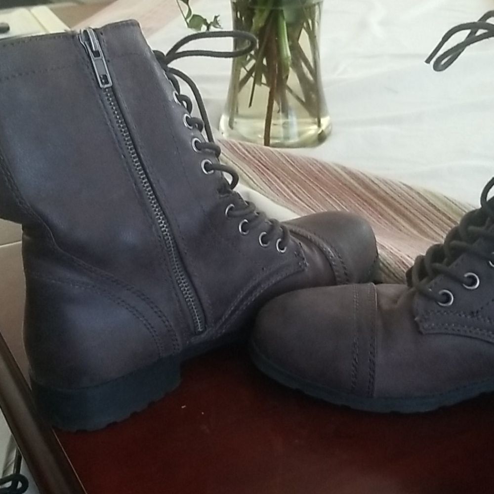 Shoes - Picture 4 of 8